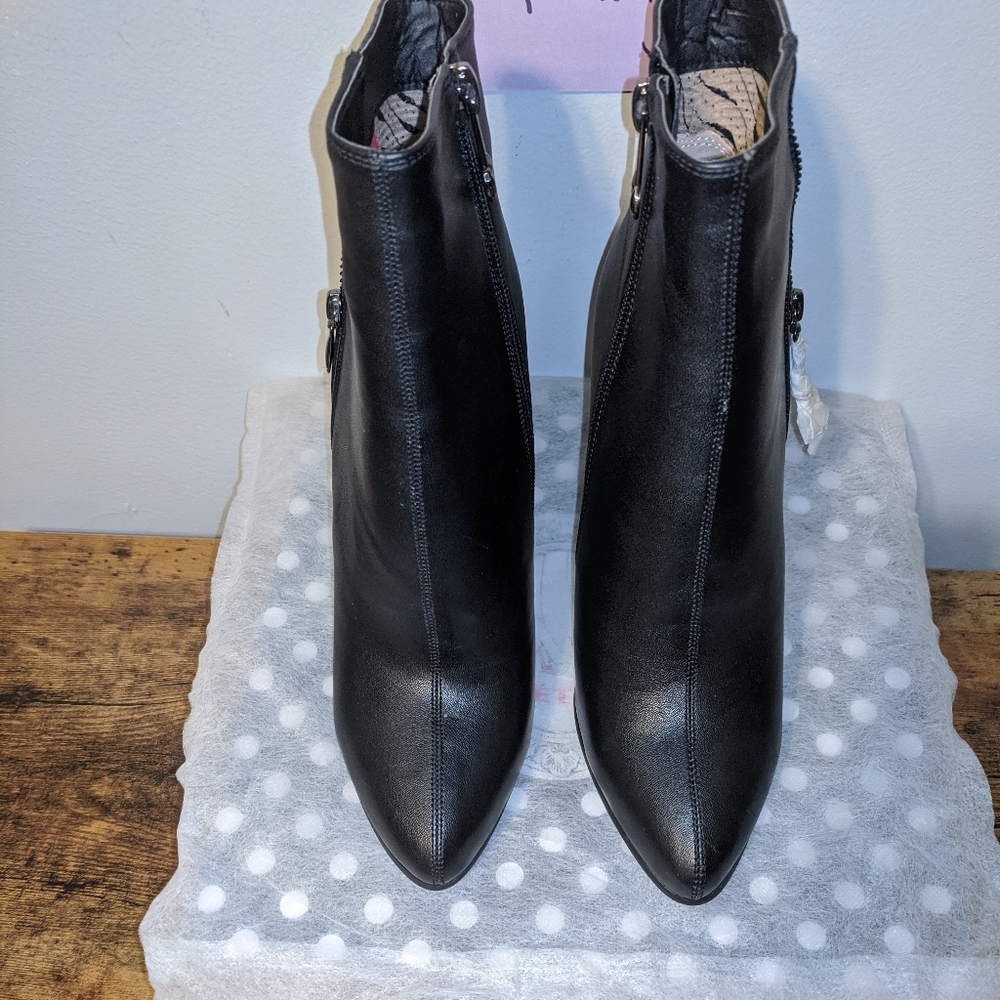 🎀 Betsy Leather Booties 🎀 - Picture 3 of 13